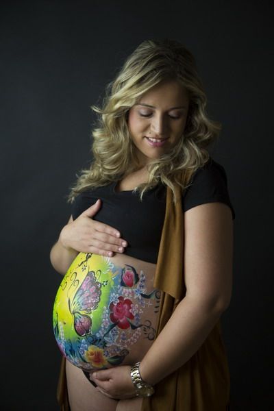 Barriga embarazada pintada fotos de stock, imágenes de Barriga embarazada  pintada sin royalties
